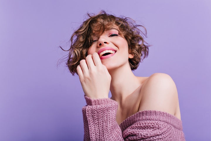 kobieta prezentująca messy bangs najlepsze grzywki dla włosów kręconych